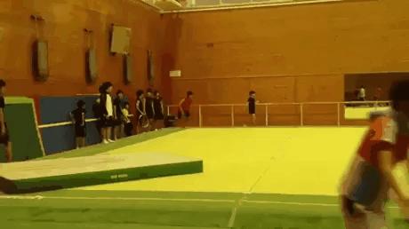 GIF，当你走在高山流水，要小心画地为牢！哈哈！走村庄里要小心！