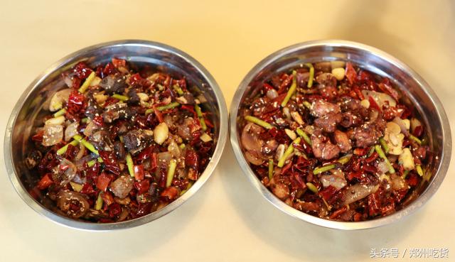 几个意思？去郑州南阳路吃海鲜,服务员你把菜倒桌上就跑？