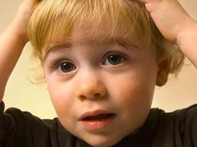 孩子头发有头皮屑原因,孩子头发痒有头皮屑怎么办