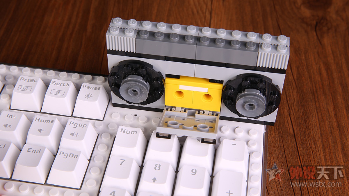 这款键盘有点厉害：可调键程、可在右上方组装乐高模型，最重要的是它有10种灯效