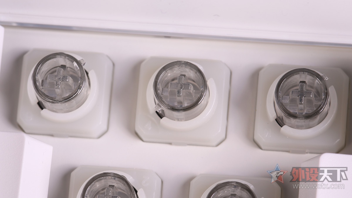 这款键盘有点厉害：可调键程、可在右上方组装乐高模型，最重要的是它有10种灯效