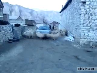 GIF，当你走在高山流水，要小心画地为牢！哈哈！走村庄里要小心！