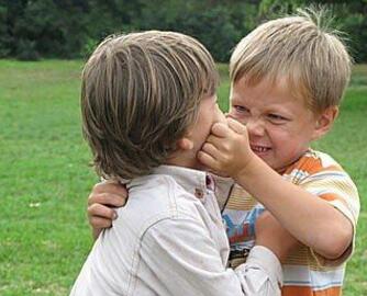 小女孩把别人的眼睛踢肿了,她奶奶说,踢死你也够不着判刑!