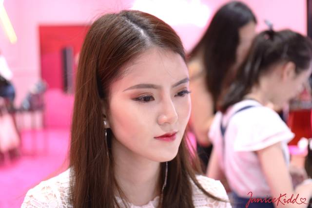 忘掉玻璃唇，现在是彩虹唇的时代了