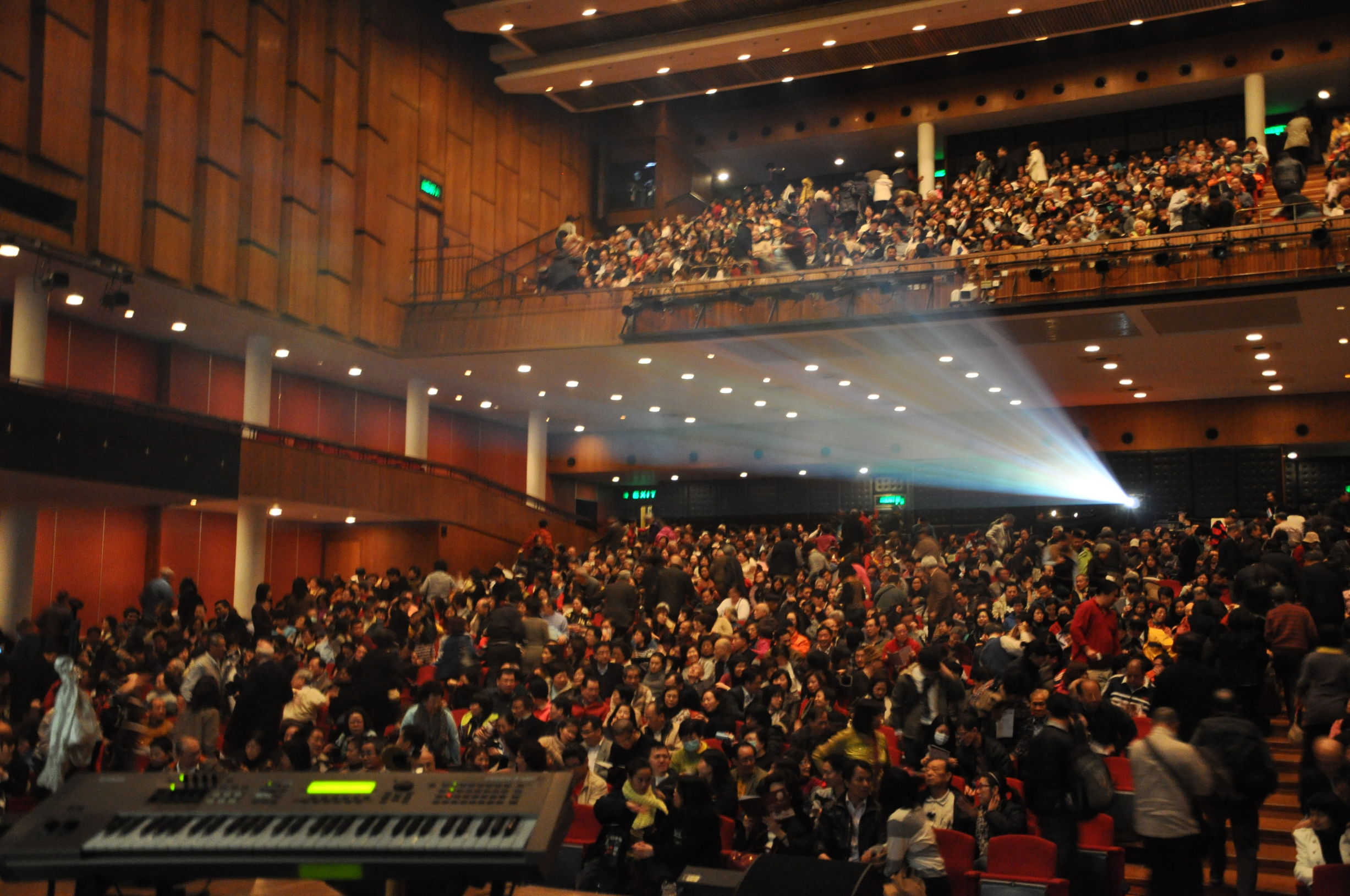 晒港剧晒港茶晒维港晒青涩照片,看看黄晓明唐嫣baby张卫健眼中的香港