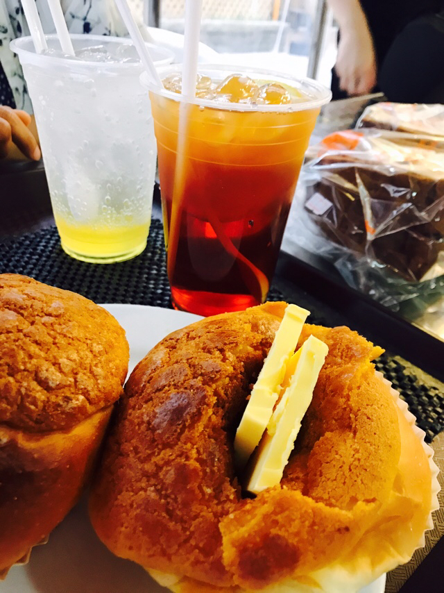 晒港剧晒港茶晒维港晒青涩照片,看看黄晓明唐嫣baby张卫健眼中的香港