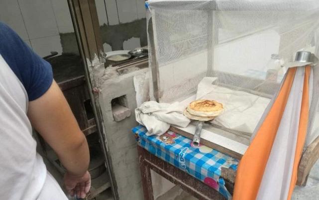 小伙开店卖烧饼年入百万,小伙摆摊卖饼2.5元一个