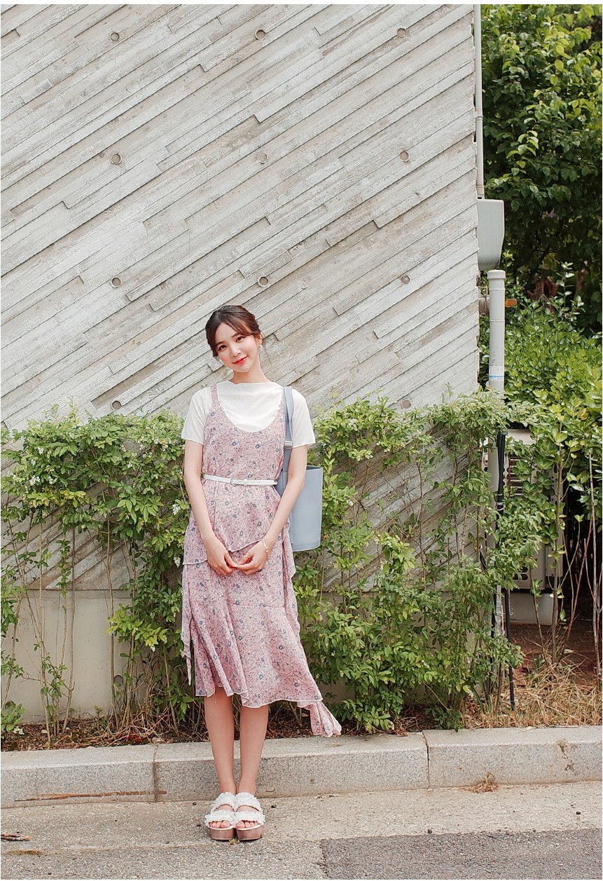 吊带裙配T恤最新韩版女装引领时尚潮流趋势