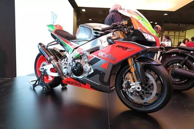 rsv4街车和跑车,新款rsv4赛道测评