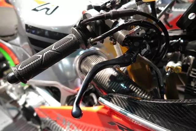 rsv4街车和跑车,新款rsv4赛道测评