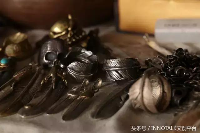 一个玩摇滚的大男生却始终戴着一串菩提项链，在*藏西**目睹了一整条河的六字真言，回来后他选择了当一个银匠人