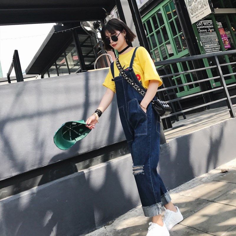 背带牛仔裤怎么搭配图片女,背带牛仔裤搭配什么上衣40多岁女