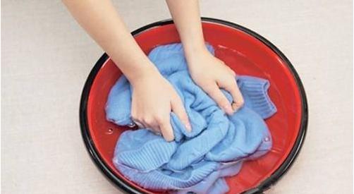 毛衣肩膀被衣架挂变形了怎么办,毛衣被热水烫变形了怎么恢复