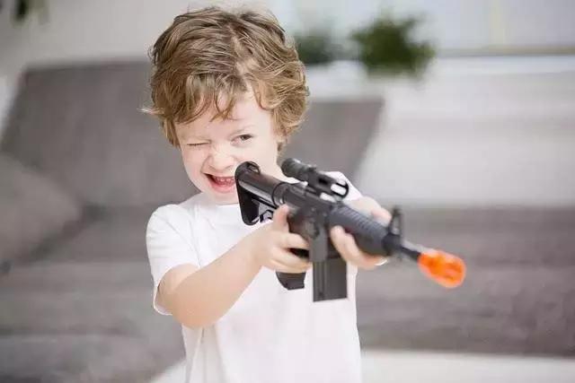 马伊琍谈不能把孩子暴露聚光灯,马伊琍发文引争议新闻