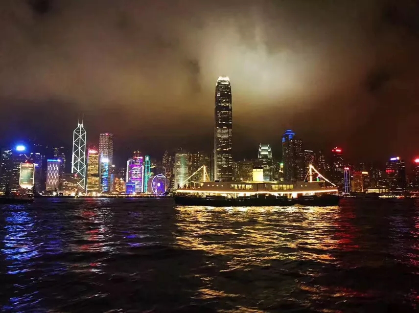 晒港剧晒港茶晒维港晒青涩照片,看看黄晓明唐嫣baby张卫健眼中的香港