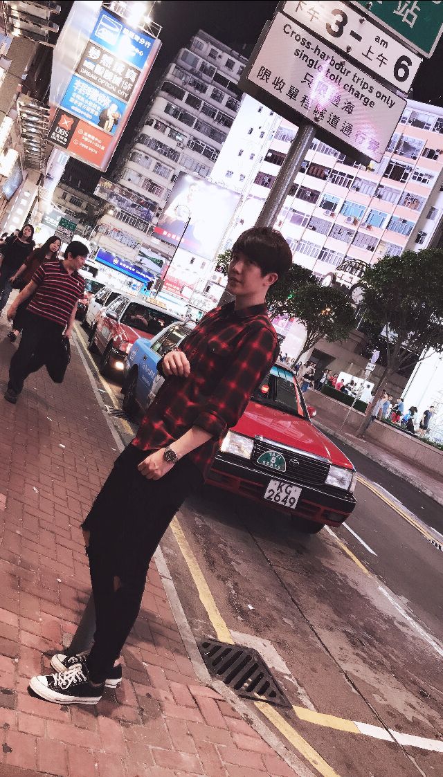 晒港剧晒港茶晒维港晒青涩照片,看看黄晓明唐嫣baby张卫健眼中的香港