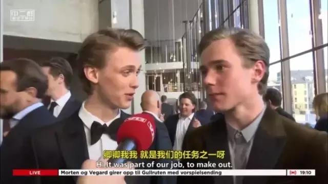 要不是腰软，怎么能把腿的劈这么开？