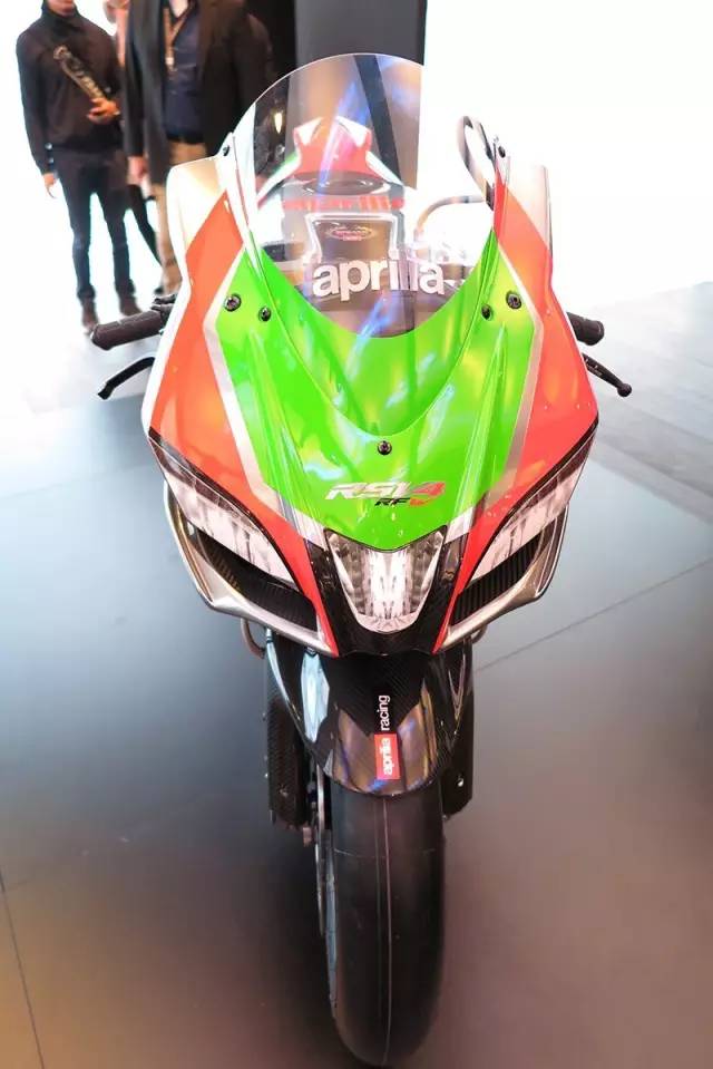 rsv4街车和跑车,新款rsv4赛道测评