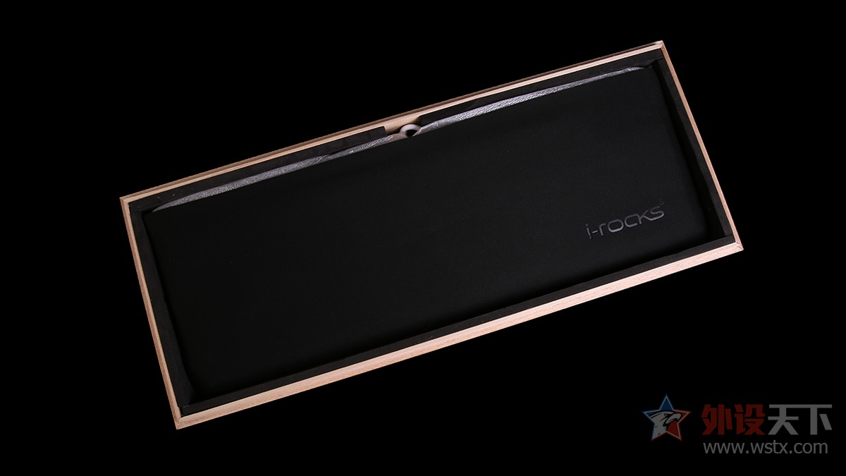 这款键盘有点厉害：可调键程、可在右上方组装乐高模型，最重要的是它有10种灯效