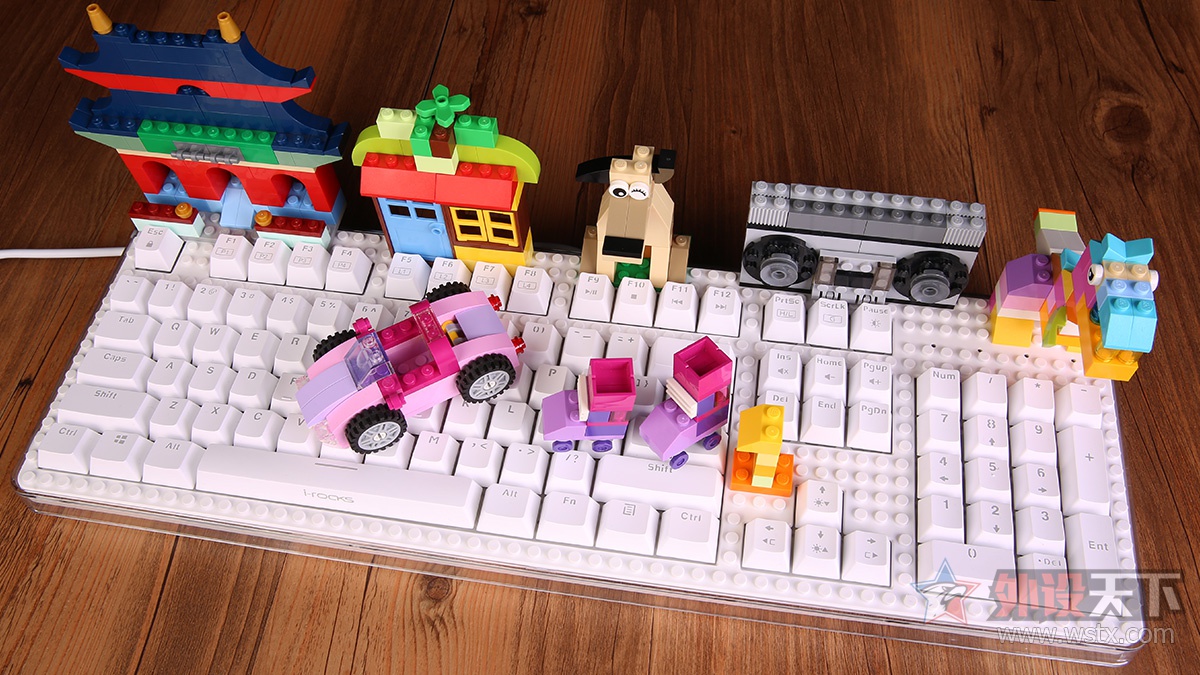 这款键盘有点厉害：可调键程、可在右上方组装乐高模型，最重要的是它有10种灯效