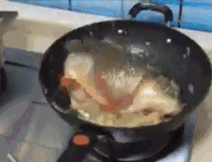 GIF，当你走在高山流水，要小心画地为牢！哈哈！走村庄里要小心！