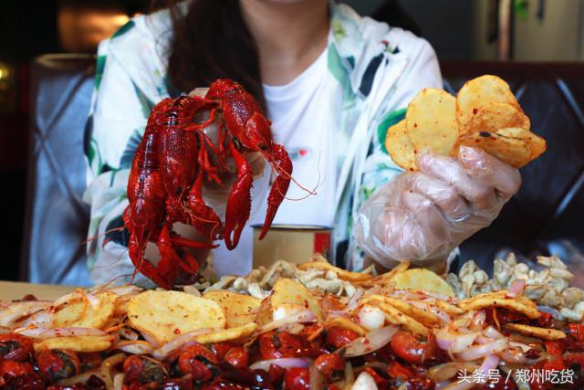 几个意思？去郑州南阳路吃海鲜,服务员你把菜倒桌上就跑？