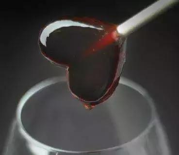 送你一杯干红葡萄酒,为你酿造一瓶葡萄酒很浪漫