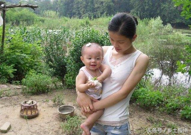 小孩长痱子能用艾草水洗吗,一岁宝宝长痱子可以洗十滴水吗