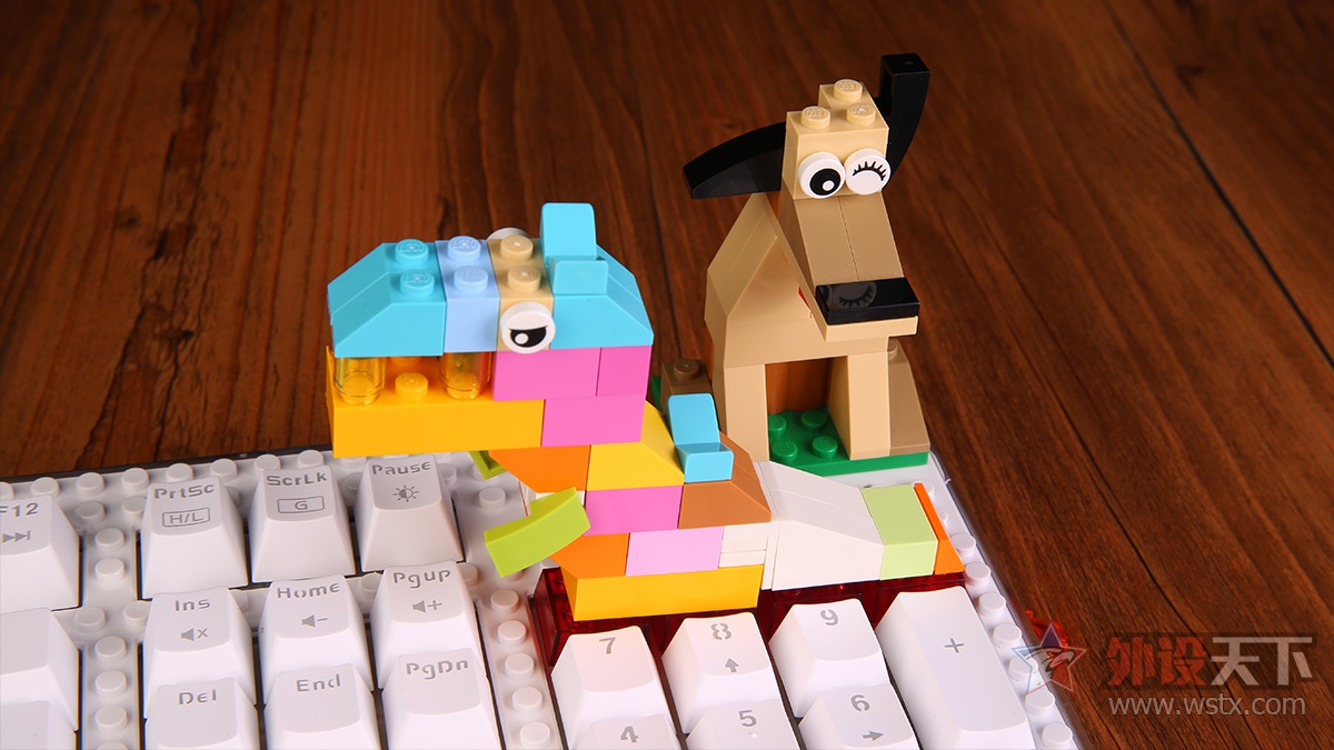这款键盘有点厉害：可调键程、可在右上方组装乐高模型，最重要的是它有10种灯效
