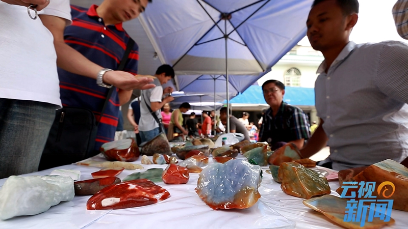 游客摔断玉镯价格,游客买玉镯断裂的处理