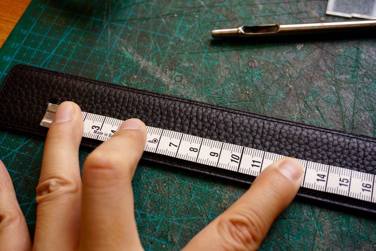 鳄鱼皮做腰带哪个部位最好,鳄鱼皮腰带背部制作过程