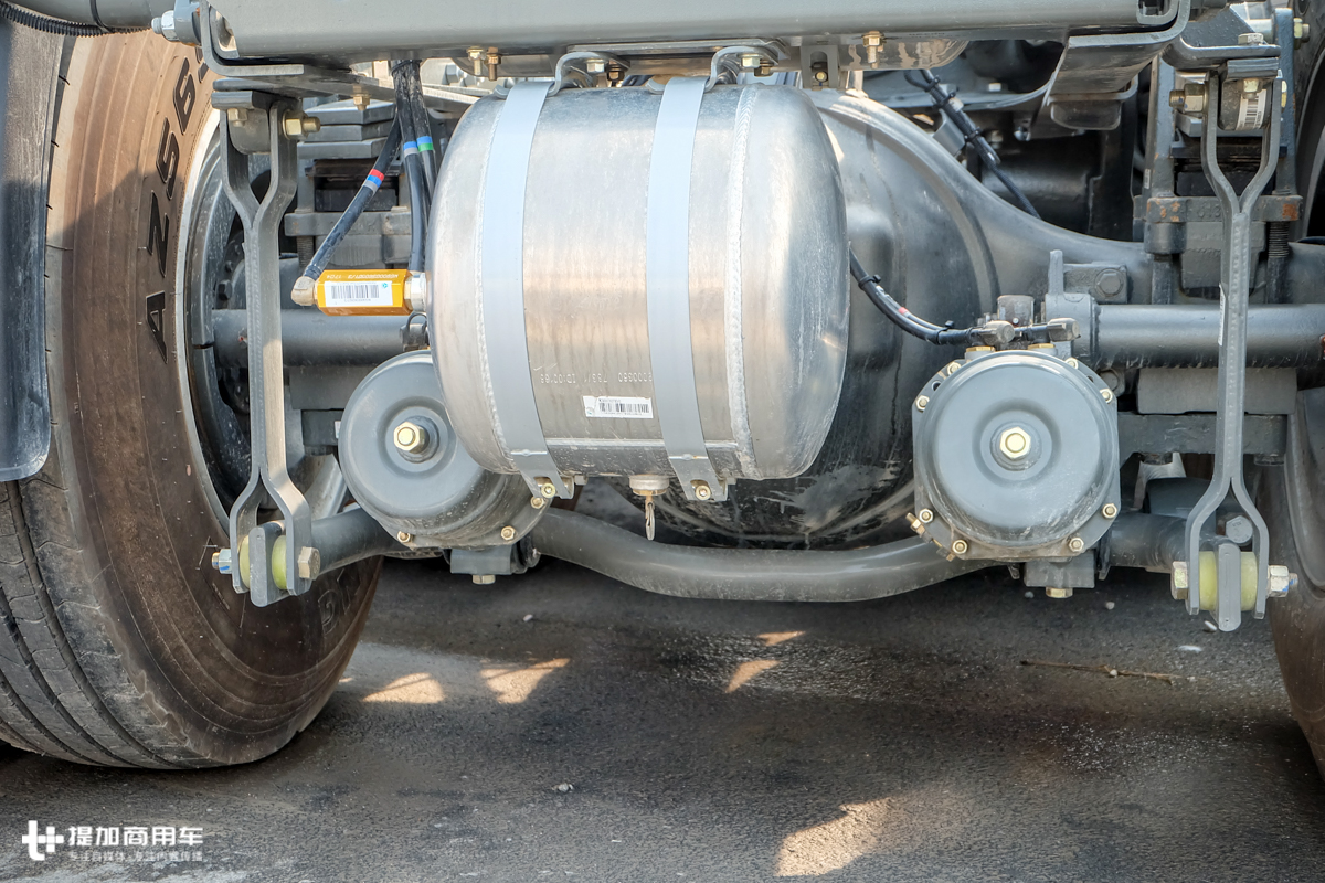 新款重汽t7牵引车,540马力的重汽