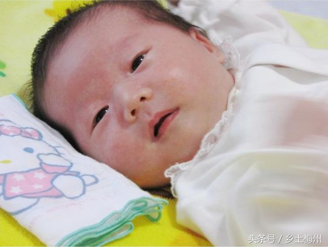 小孩长痱子能用艾草水洗吗,一岁宝宝长痱子可以洗十滴水吗