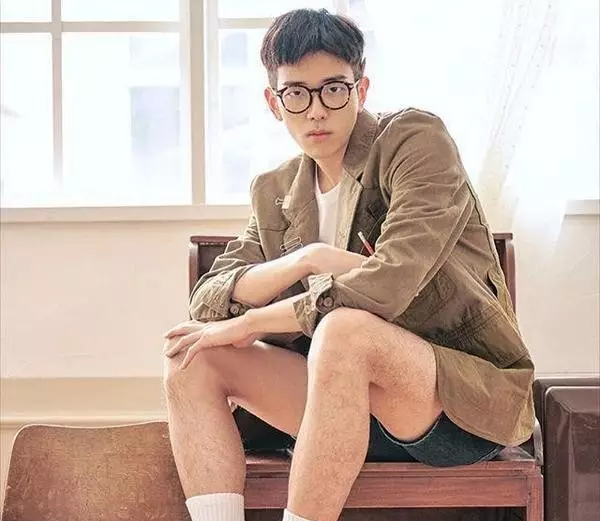 单眼皮小眼睛高鼻梁男生发型,单眼皮小眼皮男生发型