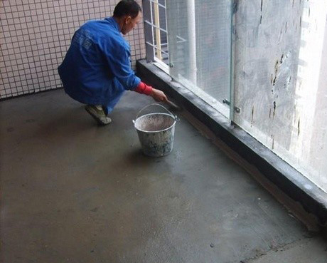 楼上阳台经常漏雨沟通没用怎么办,阳台顶漏水是什么原因引起的