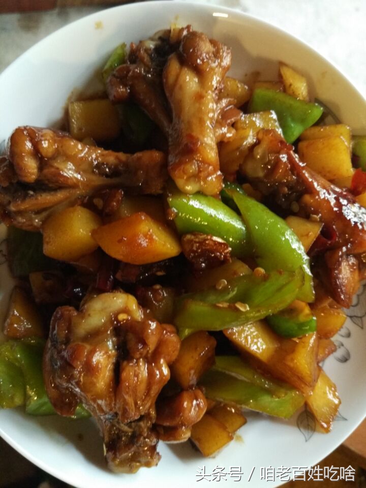 在出租屋用报纸、海报垫着桌子吃饭，我也依然要让自己吃好