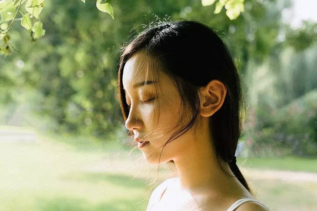 发量多简单又好看的头发造型教程,如何拍头发发丝好看