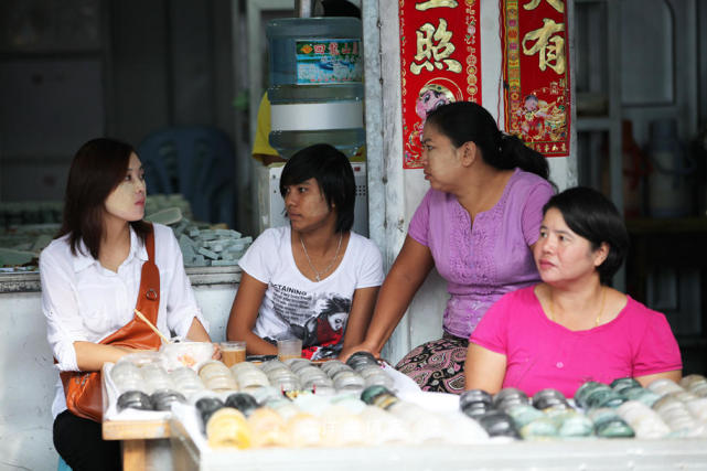 云南瑞丽翡翠玉器交易市场,瑞丽姐告翡翠批发市场在哪里