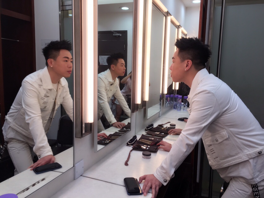 晒港剧晒港茶晒维港晒青涩照片,看看黄晓明唐嫣baby张卫健眼中的香港