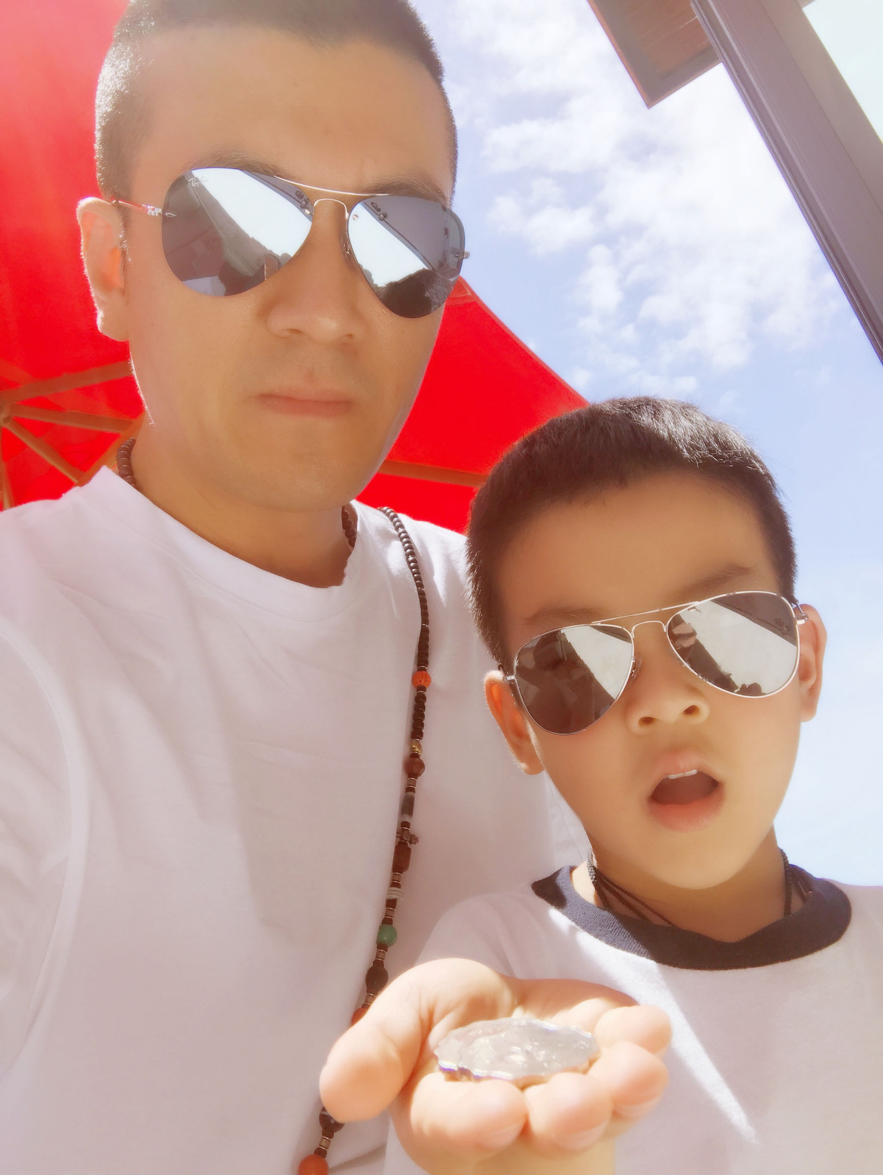 晒港剧晒港茶晒维港晒青涩照片,看看黄晓明唐嫣baby张卫健眼中的香港