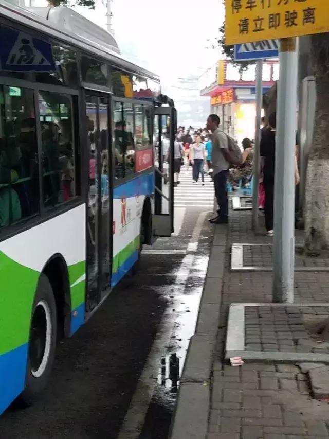 要不是腰软，怎么能把腿的劈这么开？