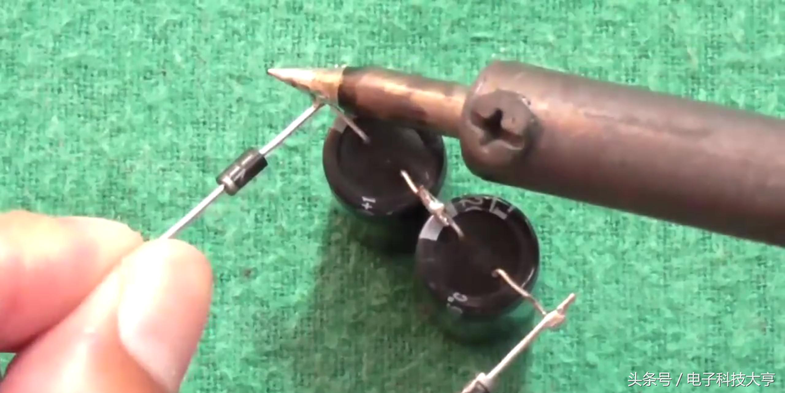 最简单的升压电路只需要一个电容,四个元件自制升压电路