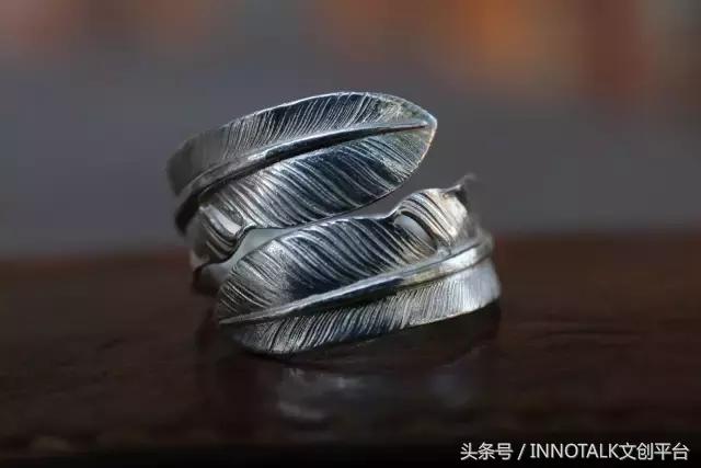 一个玩摇滚的大男生却始终戴着一串菩提项链，在*藏西**目睹了一整条河的六字真言，回来后他选择了当一个银匠人