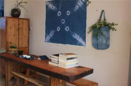 远离市区20公里住在月租600元的房子里，却可以在屋前看麦田，屋后看竹林，自给自足的生活是这样啊~