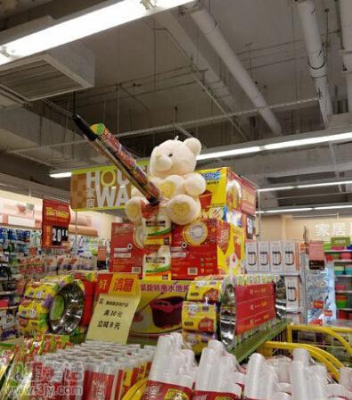 新郎接亲堵门从门缝塞红包,接亲姑爷进门怎么要红包