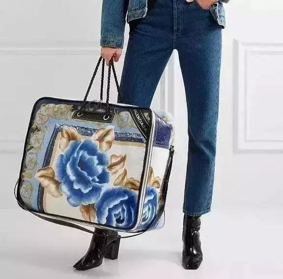 一双塑料凉鞋4000元！洗澡筐4300元！看着这些时尚大牌的新款，才明白我妈从小把我当公主！