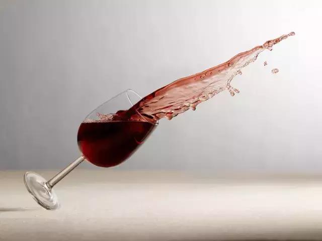 送你一杯干红葡萄酒,为你酿造一瓶葡萄酒很浪漫