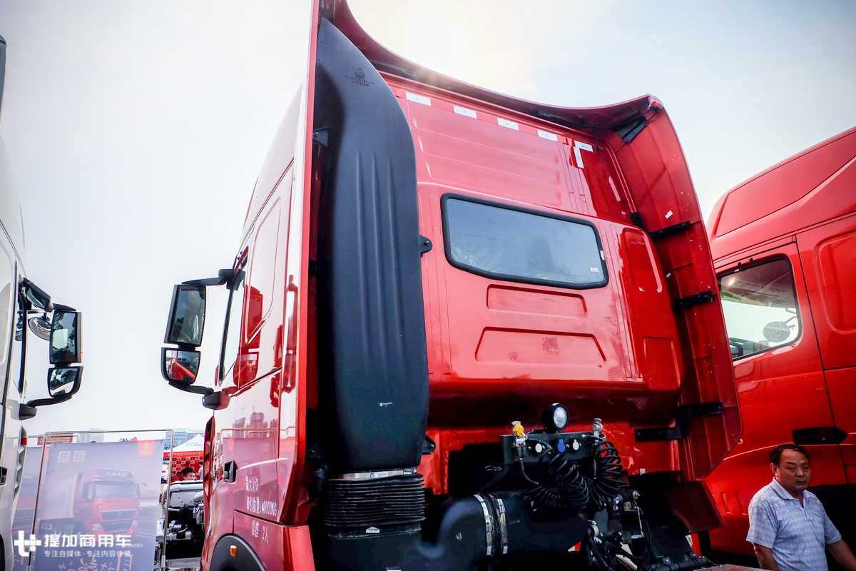 新款重汽t7牵引车,540马力的重汽