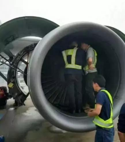 向飞机发动机扔硬币怎么判的,老年人往飞机发动机扔硬币