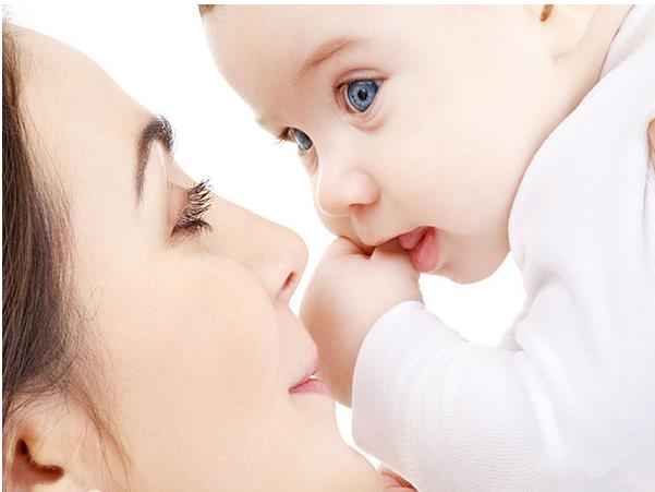 新妈妈产后涨奶太痛苦，6个技巧来解决